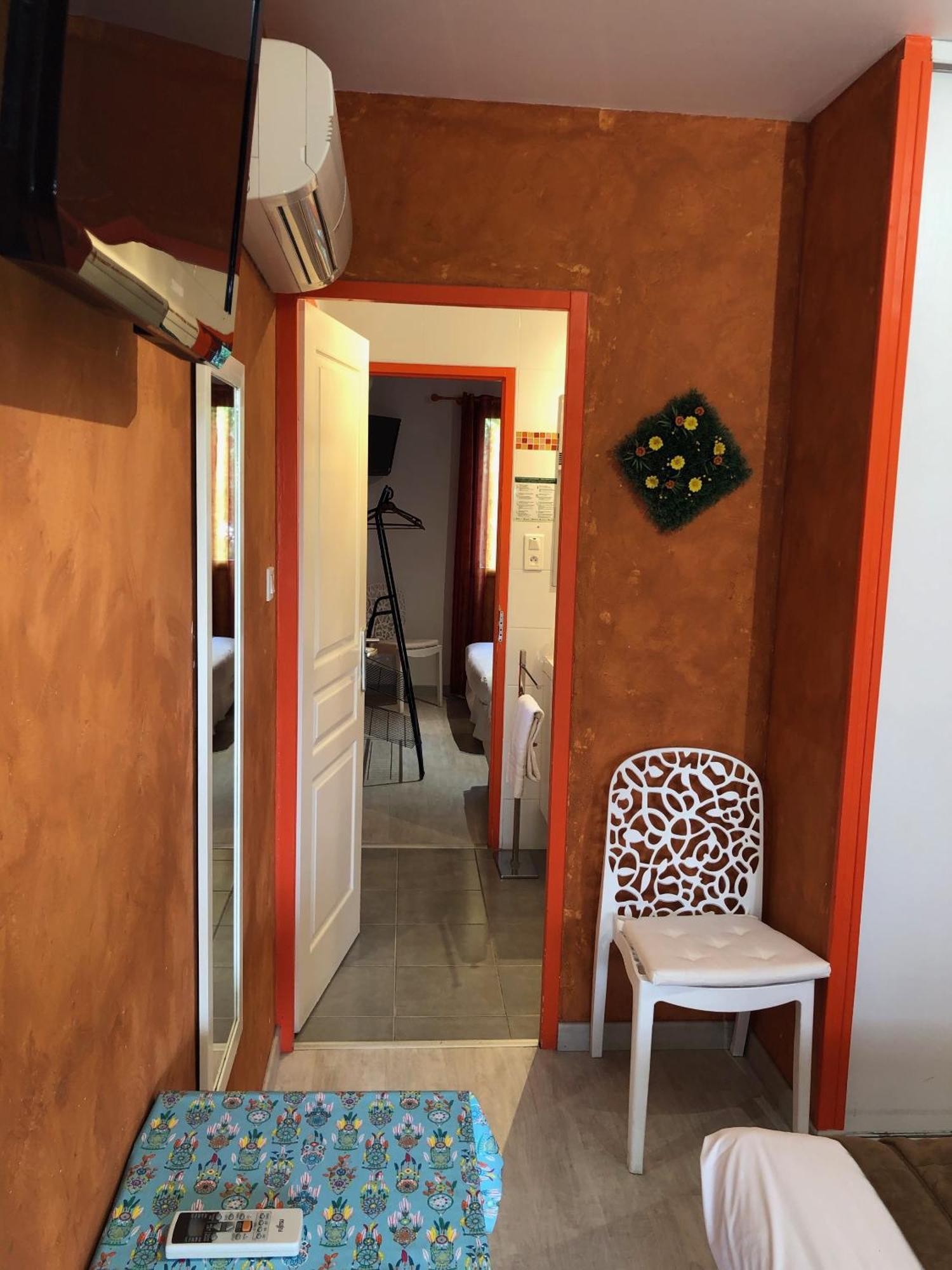 Hotel Des 4 Vents "Esprit Camargue" Aigues-Mortes Rum bild